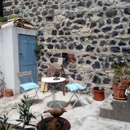 Ruelles Et Terrasses *